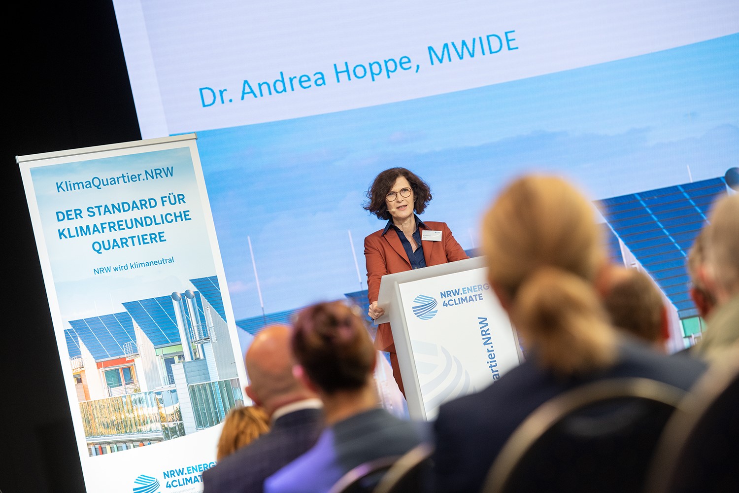 Frau Dr. Andrea Hoppe bei der Eröffnung der 1. Jahrestagung KlimaQuartier.NRW. Bei der Veranstaltung wurde der Planungsleitfaden als neuer Standard vorgestellt. 
