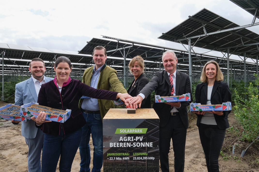 Stefan Busch von B&W Energy, Sophia und Philipp Hoberg, Wirtschaftsministerin Mona Neubaur, Stellvertretender Bürgermeister Jürgen Rühl und Dr. Katharina Schubert, NRW.Energy4Climate (v.l.n.r.)