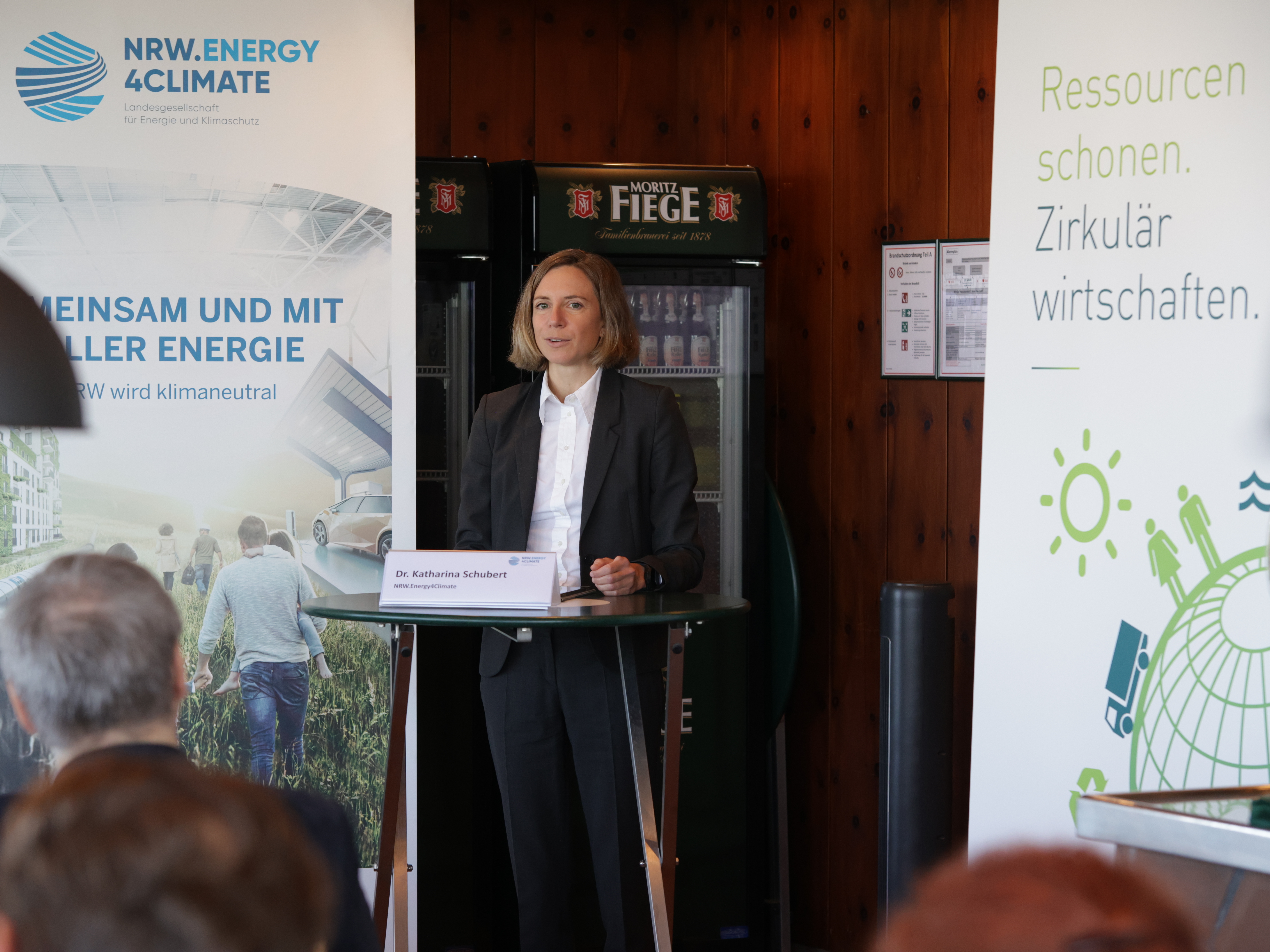 NRW.Energy4Climate-Geschäftsführerin Dr. Katharina Schubert bei der Präsentation der Ergebnisse von "Brauerei der Zukunft": "Herausgekommen ist eine Rezeptur, die Brauereien – aber auch andere mittelständische Betriebe mit ähnlichen Prozesstemperaturen – dabei unterstützt, Effizienzpotenziale zu heben, Erneuerbare Energien einzusetzen, zu elektrifizieren und entsprechende Förderinstrumente zu nutzen.” 