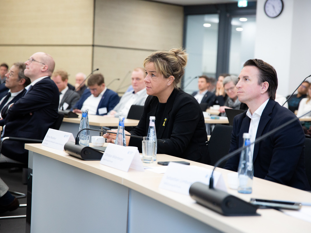 Foto von NRW-Wirtschaftsministerin Mona Neubaur und Christian Mildenberger, Geschäftsführer von NRW.Energy4Climate, auf dem Offshore-Tag NRW