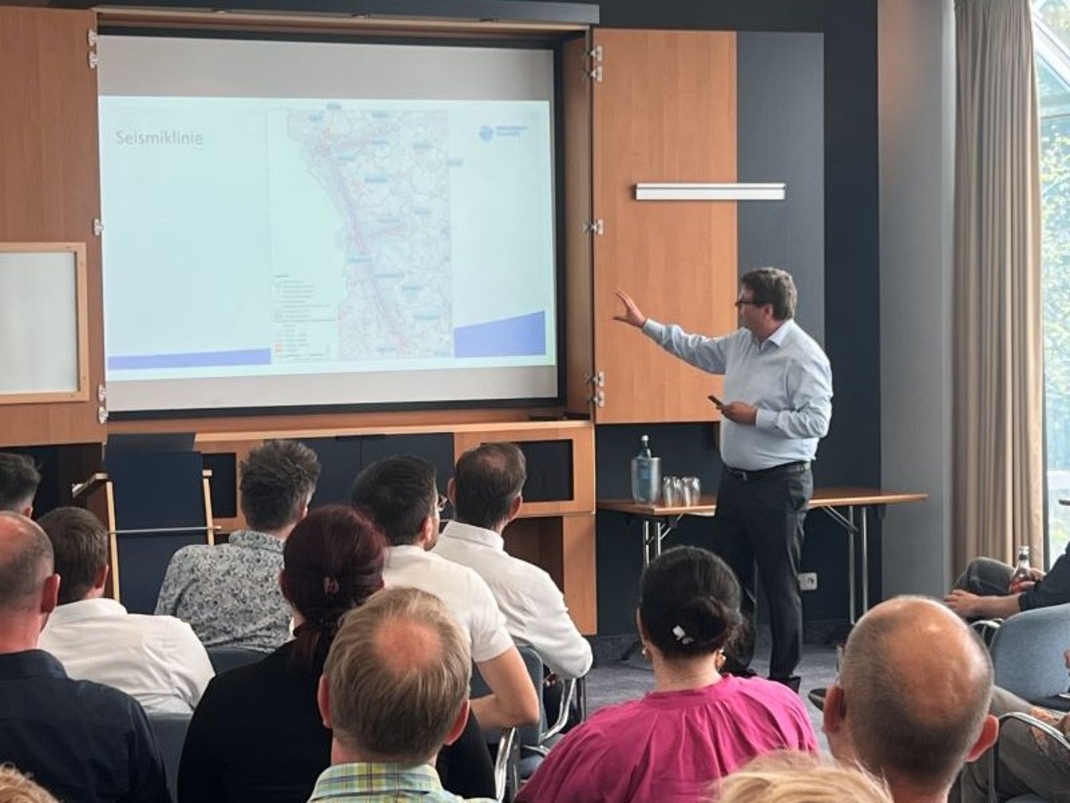 Foto eines Vortrags beim Entscheider-Briefing Geothermie