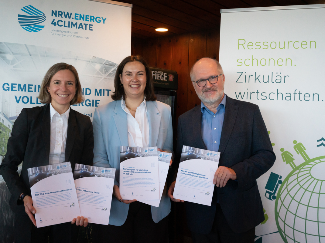 Das Projekt „Brauerei der Zukunft” präsentierte bei der Familienbrauerei MORITZ FIEGE in Bochum die Ergebnisse. Im Bild v.l.n.r.: Dr. Katharina Schubert (Geschäftsführerin NRW.Energy4Climate), Carla Fiege (Geschäftsführerin der Familienbrauerei MORITZ FIEGE), Dr. Peter Jahns (Geschäftsleiter Effizienz-Agentur NRW)
