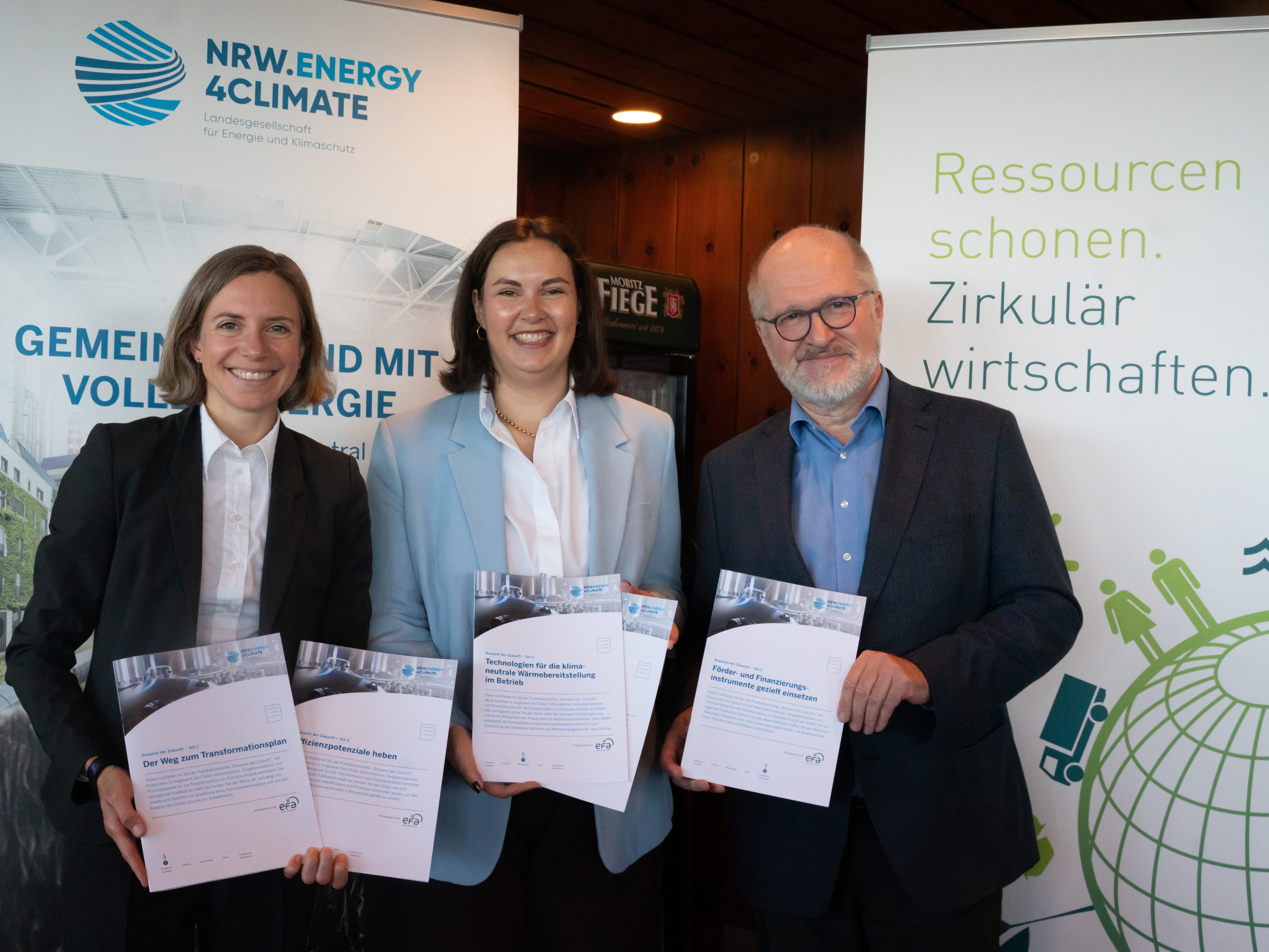 Das Projekt „Brauerei der Zukunft” präsentierte bei der Familienbrauerei MORITZ FIEGE in Bochum die Ergebnisse. Im Bild v.l.n.r.: Dr. Katharina Schubert (Geschäftsführerin NRW.Energy4Climate), Carla Fiege (Geschäftsführerin der Familienbrauerei MORITZ FIEGE), Dr. Peter Jahns (Geschäftsleiter Effizienz-Agentur NRW)
