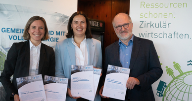 Das Projekt „Brauerei der Zukunft” präsentierte bei der Familienbrauerei MORITZ FIEGE in Bochum die Ergebnisse. Im Bild v.l.n.r.: Dr. Katharina Schubert (Geschäftsführerin NRW.Energy4Climate), Carla Fiege (Geschäftsführerin der Familienbrauerei MORITZ FIEGE), Dr. Peter Jahns (Geschäftsleiter Effizienz-Agentur NRW)