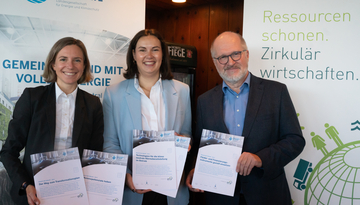 Das Projekt „Brauerei der Zukunft” präsentierte bei der Familienbrauerei MORITZ FIEGE in Bochum die Ergebnisse. Im Bild v.l.n.r.: Dr. Katharina Schubert (Geschäftsführerin NRW.Energy4Climate), Carla Fiege (Geschäftsführerin der Familienbrauerei MORITZ FIEGE), Dr. Peter Jahns (Geschäftsleiter Effizienz-Agentur NRW)