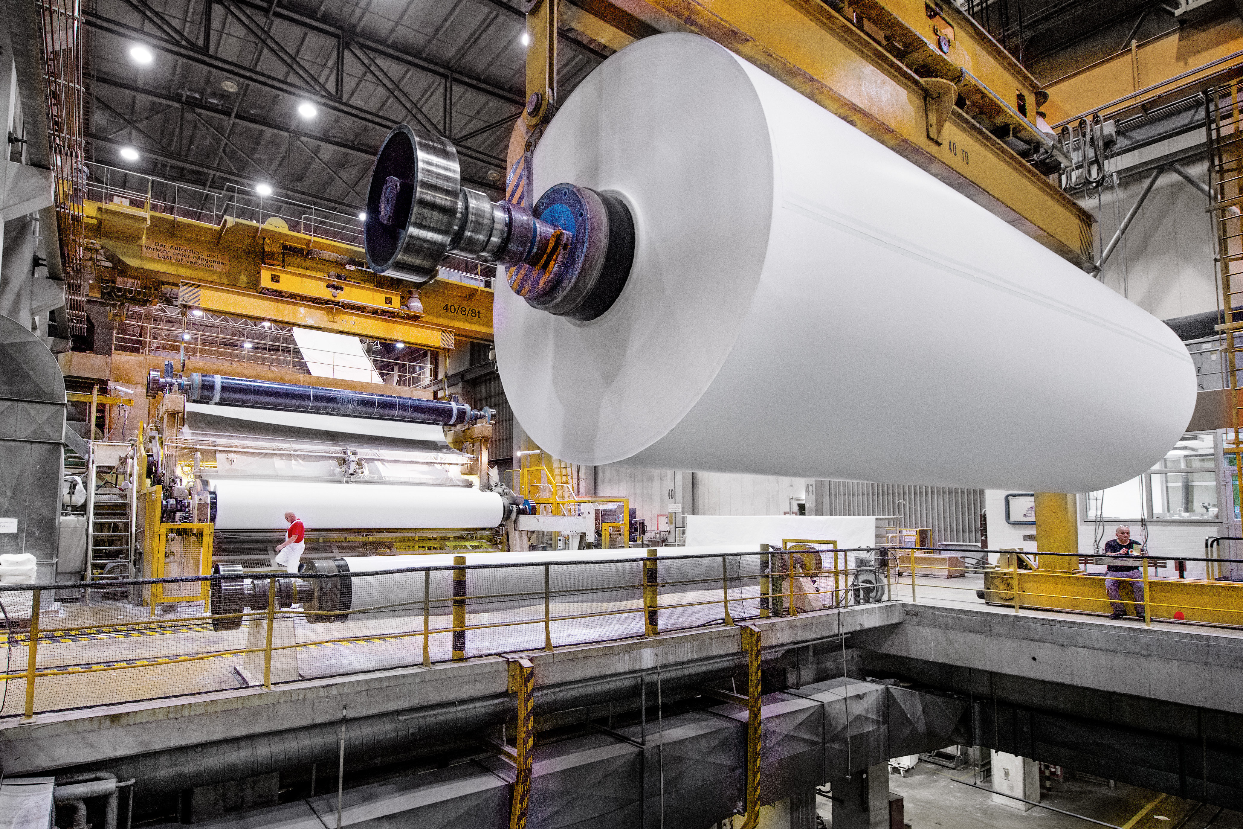 Blick auf Produktionshalle der Papierindustrie