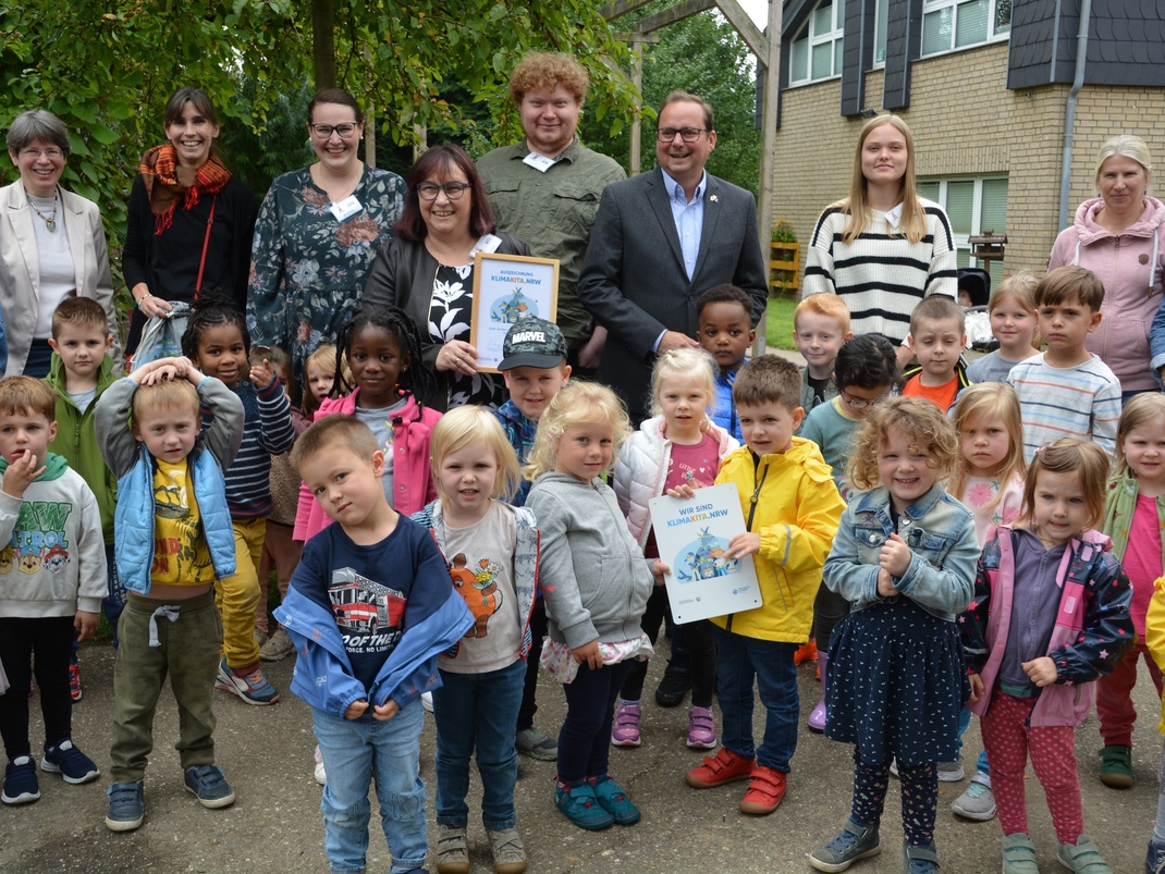 Gruppenfoto von der Preisverleihung, in vorderster Reihe die Kinder der KlimaKita St. Augustin