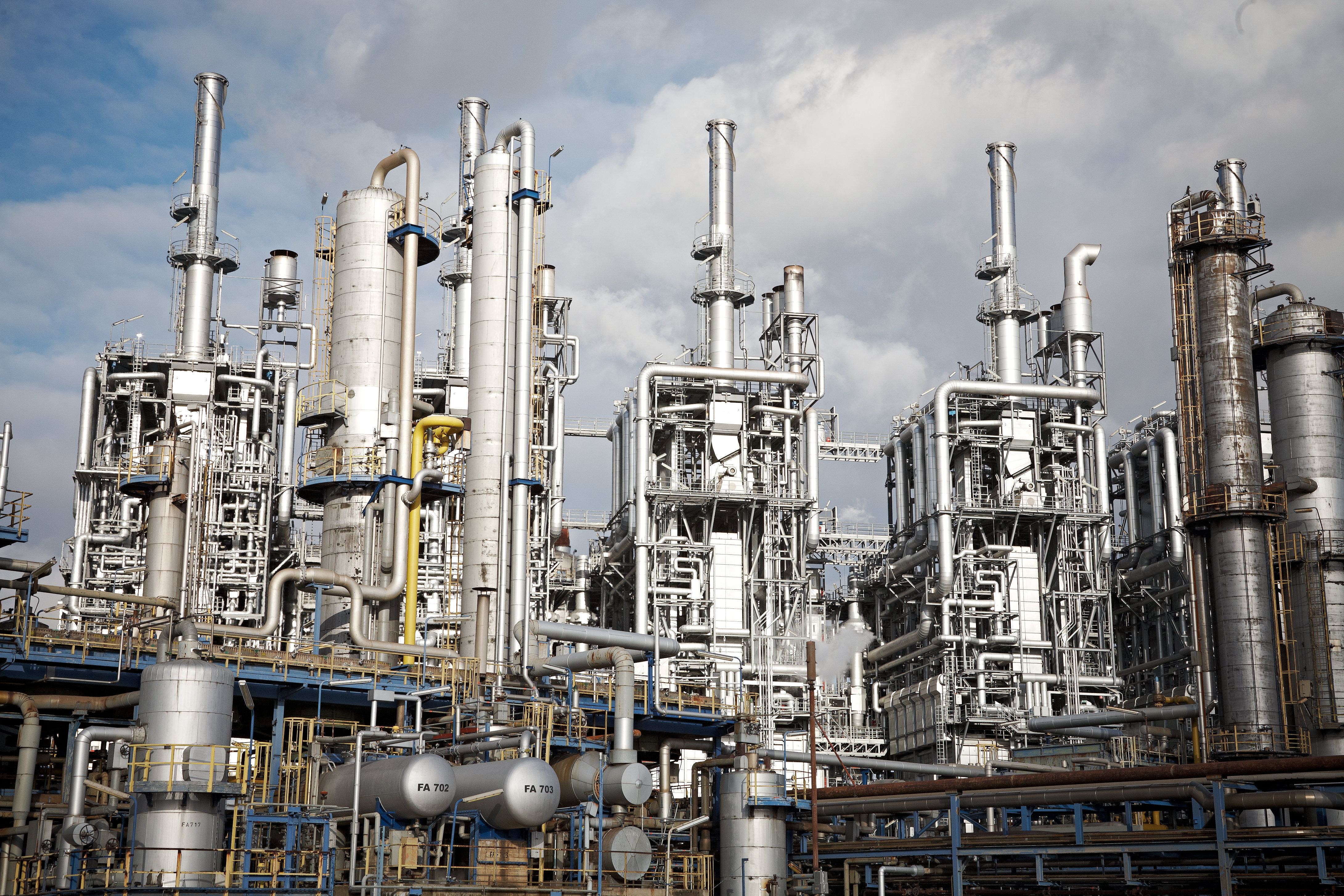 Sicht auf die petrochemische Anlage, in der Wasserstoff als Rohstoff in vielen Prozessen nötig ist