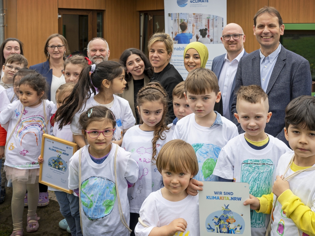 Gruppenfoto von der Auszeichnungsfeier mit den Kita-Kindern