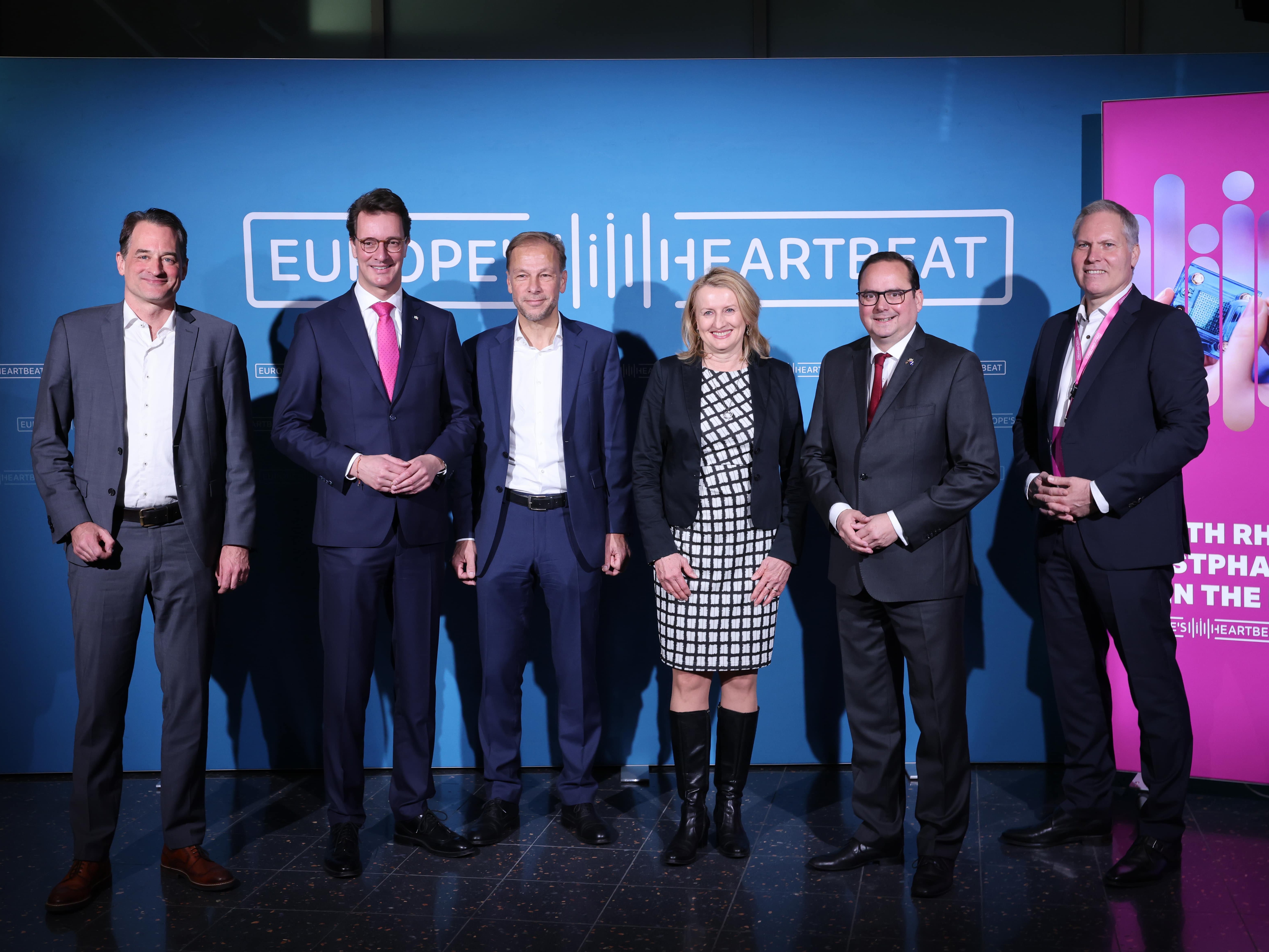 Die Organisatoren und Partner des NRW HY Summit 2022 gemeinsam mit NRW-Ministerpräsident Hendrik Wüst