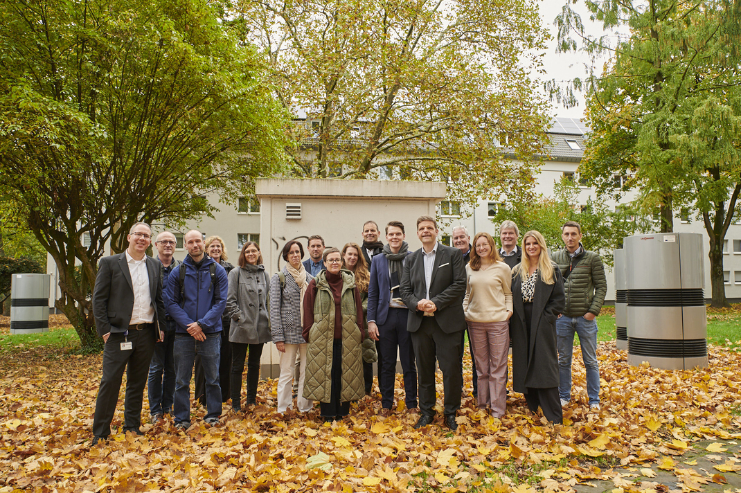 Vertreterinnen und Vertreter aus Kommunen informierten sich im Zuge der Contracting-Tour direkt vor Ort über erfolgreich umgesetzte Projekte 